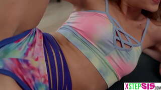 Små trinn søster og hennes stramme venn hadde stepbro får en uventet boner for dem