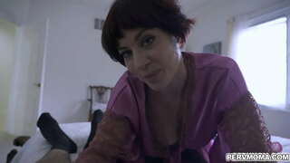 Kåt mamma Jessica Ryan tar i henne var stesønnen til å suge hans unge dick