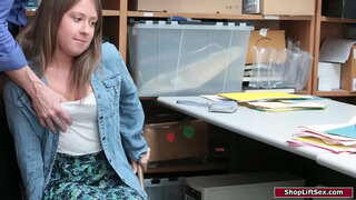 Brunette jente er tatt for tyveri og offiser straffer henne.Han gropes hennes små pupper og dominerer henne til å gi ham en bj.Da han smeller hennes fitte