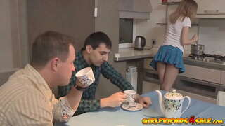 Kåt petite ungdoms cuckolds hennes ektemann