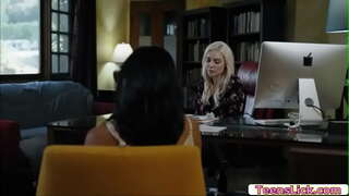 Avi Katresnan mung nonton Kenzie Taylor seneng dilat dheweke pus