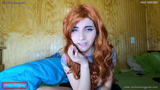 Gadis bersemangat di depan skrin