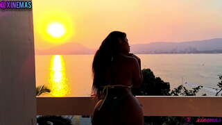 Casal transacting na varanda e gozando gostoso samtidig som båtene passavam ingen mar