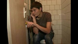 Ze speelt met een grote lul van de jongen