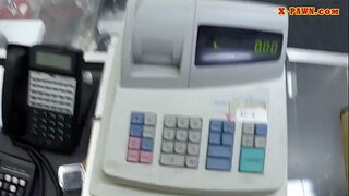 Blondi beibi myy laukut ja survotaan