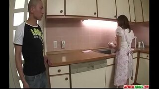 Hikaru Wakabayashi bruker hennes store pupper for å spille med kuk