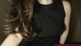 Qumësht dripping përmes tim fustan