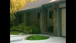 עם שיער קצר צעירה בחורה גונחת בזמן רוכב זין גדול על ידי התחת שלה בפעם הראשונה