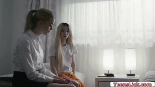 Kenzie Reeves pirkstiem un laiza viņas Schoolmate Anny Auroras maksts