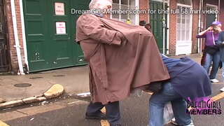 Panas Latinas Kenek Lurung-Lurung Kanggo Manik-Manik Ing New Orleans