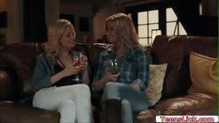 Heitere Sirene nur spreizt Ihre Beine und watch Charlotte Stokely Essen