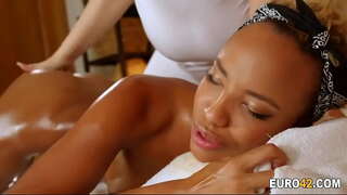 Iereibis masāža labāk ar savu lesbiešu masieris